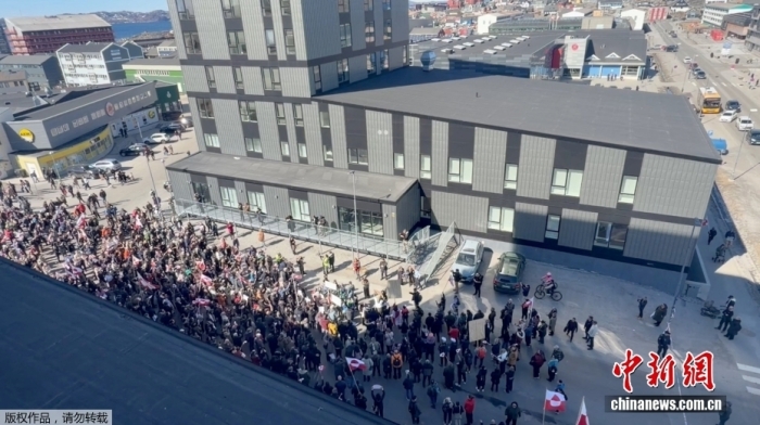 资料图:当地时间5月21日,美国在格陵兰岛首府努克的领事馆新址举行开馆仪式,格陵兰岛当地民众在美领事馆新址外举行抗议活动。(视频截图) 资料图:当地时间5月21日,美国在格陵兰岛首府努克的领事馆新址举行开馆仪式,格陵兰岛当地民众在美领事馆新址外举行抗议活动。(视频截图)